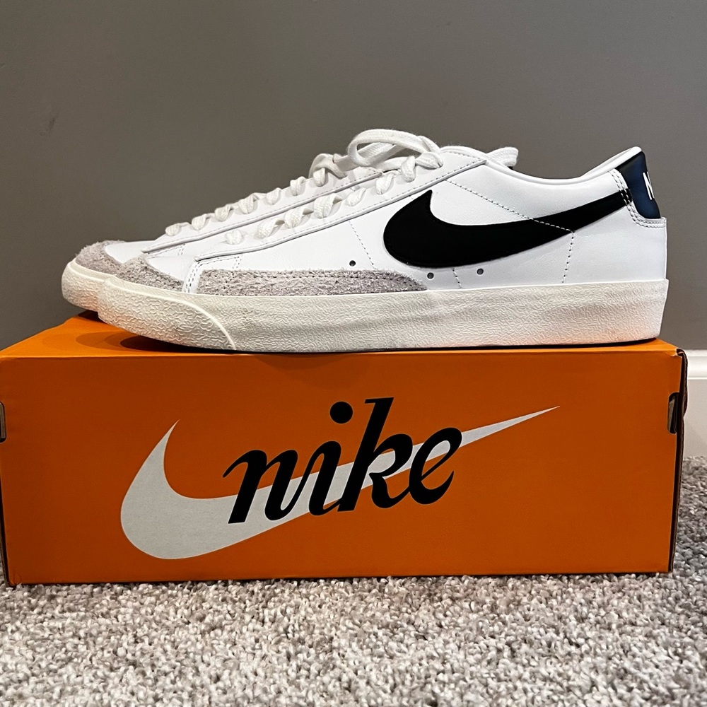 LIKE NEW! Nike Women’s Blazer Low ‘77, Size 11, White and Black.